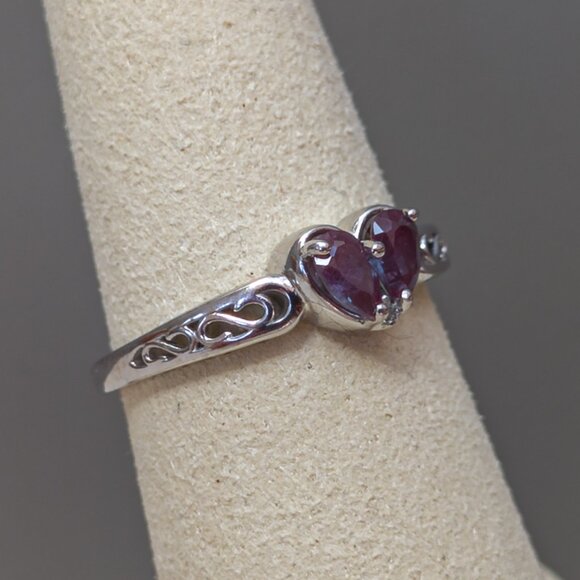 14K White Gold Heart Ring with Blue-Violet Gemstones — Size 7 - Picture 5 of 7